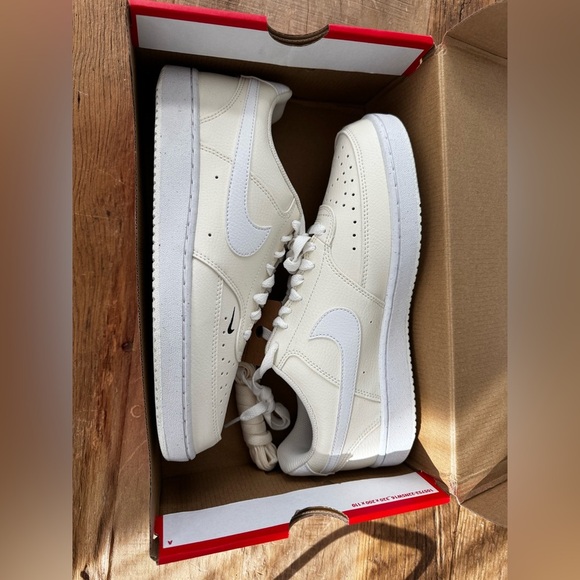 NEW IN BOX Women’s Nike Court Vision Lo NN low ~ white/pale-ivory-black ~ 10 - Picture 9 of 12